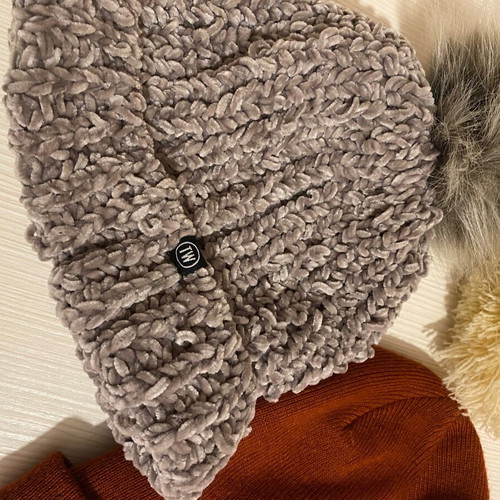 3 warm hats like new, Quiksilver and others