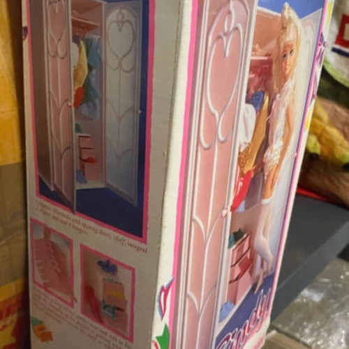 Sindy Wardrobe like new in original box