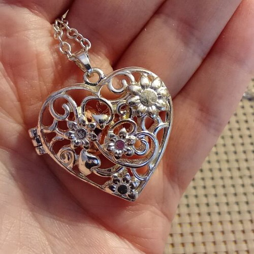 Heart-shaped pendant necklace with magnetic clasp like new