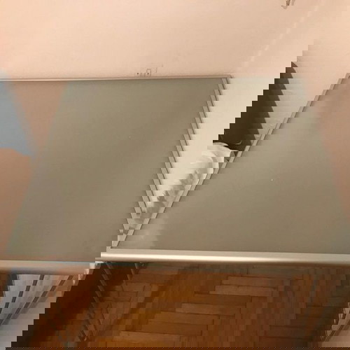 Τραπέζι κουζίνας ΙΚΕΑ σαν καινούργιο με μεταλλικό σκελετό και γυάλινη επιφάνεια