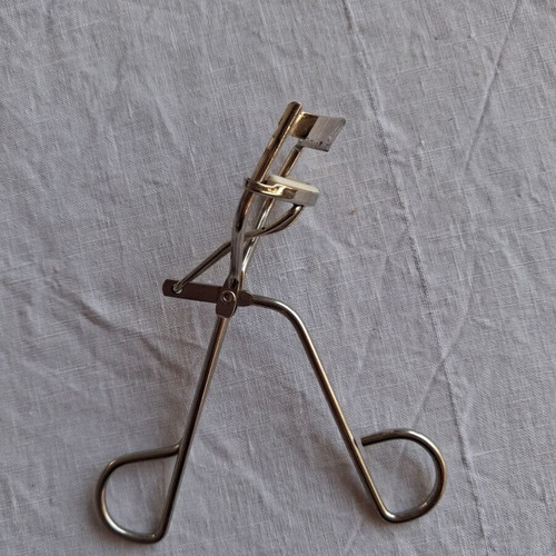 Vintage Amy Eyelash Curler used with silicone pad