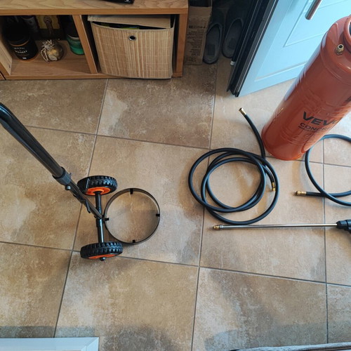 Vevor sprayer 17 liters like new with wheels and 2 hoses
