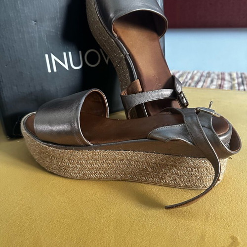 Inuovo women's platform sandals used, genuine leather, gold color, size 39