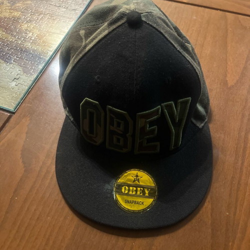 Obey snapback hat like new, army and black