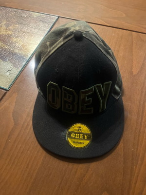 Obey snapback hat like new, army and black