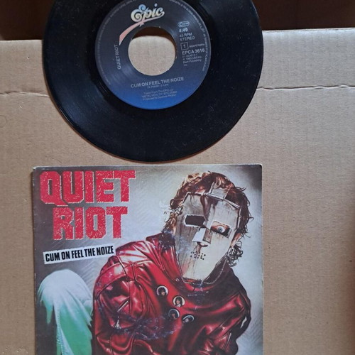 Quiet Riot Cum On Feel The Noize vinyl like new, 7", 45 RPM, metal