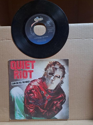Quiet Riot Cum On Feel The Noize vinyl like new, 7", 45 RPM, metal
