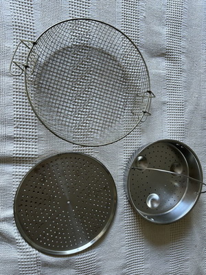 Metal strainers set of 3 like new for pots and vegetables