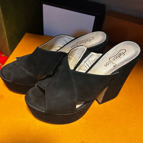 Mules Fashion Icon size 38 black, like new, thick heel