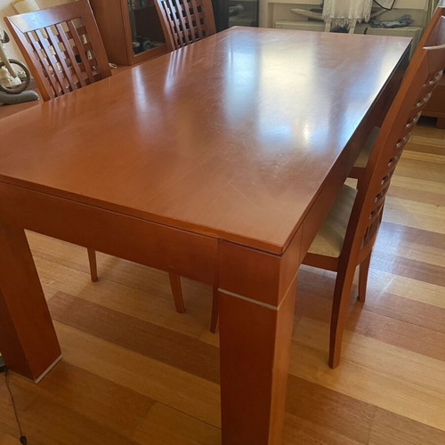Extendable dining table made of solid wood, like new, cherry color