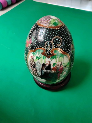 Porcelain egg like new, height 10.5cm