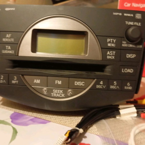 CD player Toyota RAV 4 like new with console and two plugs