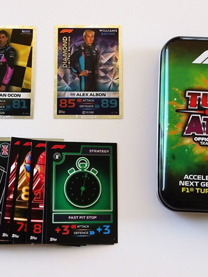 Topps F1 Turbo Attax 2023 Formula 1 - Μεταλλική θήκη πράσινη με 40 κάρτες + 2 LIMITED