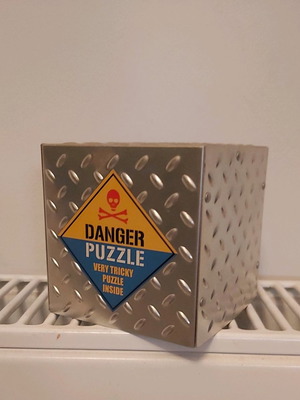 Danger Puzzle game 2003 in very good condition