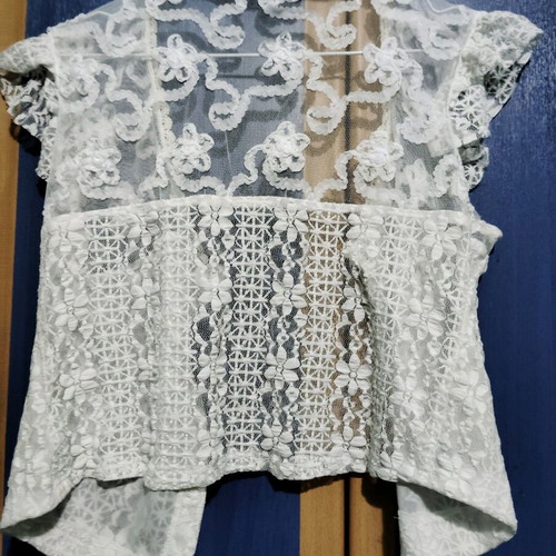 White romantic sleeveless cardigan like new