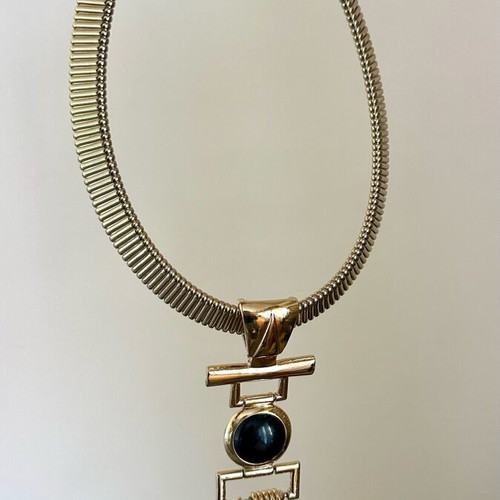 Vintage Cleopatra Necklace like new, gold color
