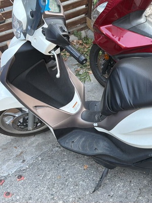 Piaggio Medley 150 scooter like new, 2023, 8,000 km, white