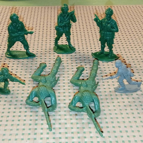 Vintage Plastic Military Figures pack of 7, like new