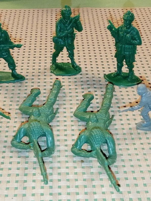 Vintage Plastic Military Figures pack of 7, like new