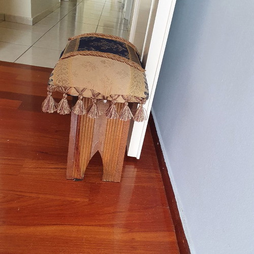 Σκαμπό με μαξιλαράκι μεταχειρισμένο σε υπέροχα χρώματα