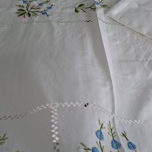 Hand-embroidered white tablecloth with blue flowers 170×220 and 8 napkins new