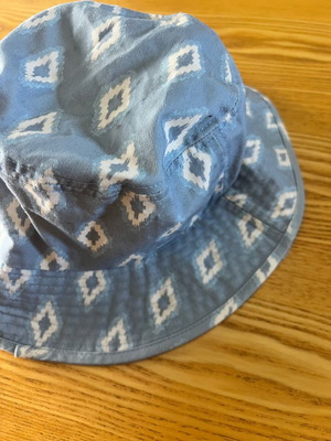 Zara bucket hat with perfect print, like new, turquoise and white