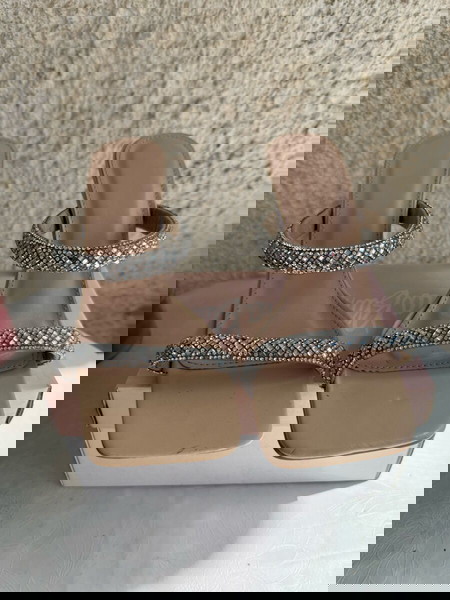 Πέδιλα με κρύσταλλα