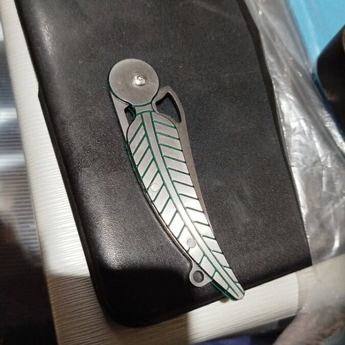 Knife like new with thin discreet feather design