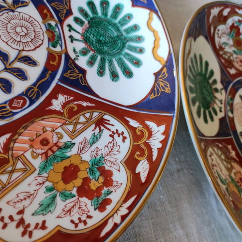 Imari porcelain plates set of 2 like new with gold details