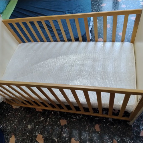Convertible baby cot used with mattress and three levels by Aslanis Home