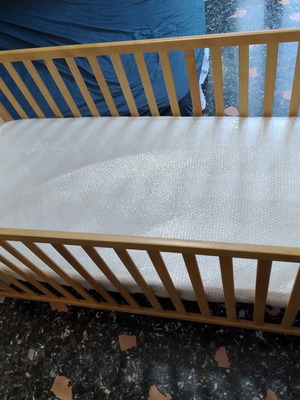 Convertible baby cot used with mattress and three levels by Aslanis Home
