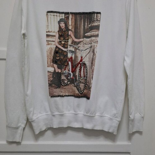 White Pink Woman sweatshirt like new with rhinestones and sequins