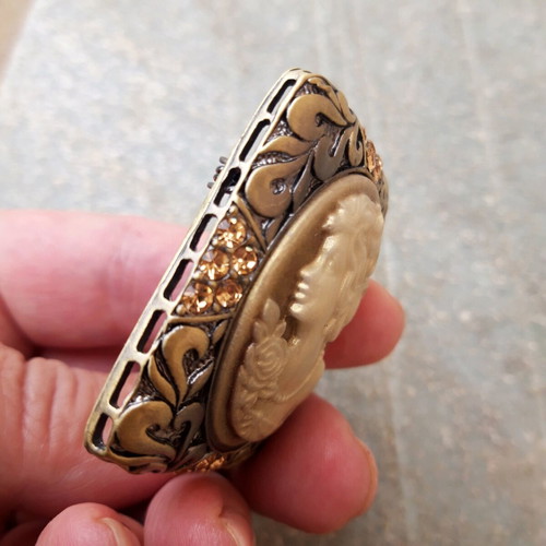 Vintage metal brooch with vintage woman design like new, silver