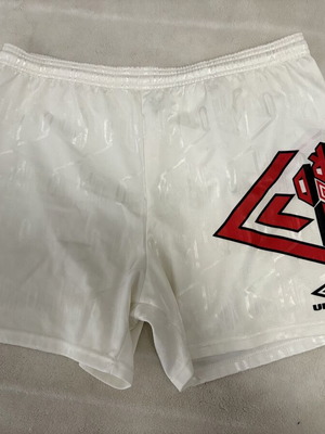 Umbro vintage ποδοσφαιρικά σορτς λευκά με κόκκινο-μαύρο μοτίβο, σαν καινούργιο