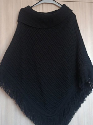 Knitted poncho like new, black