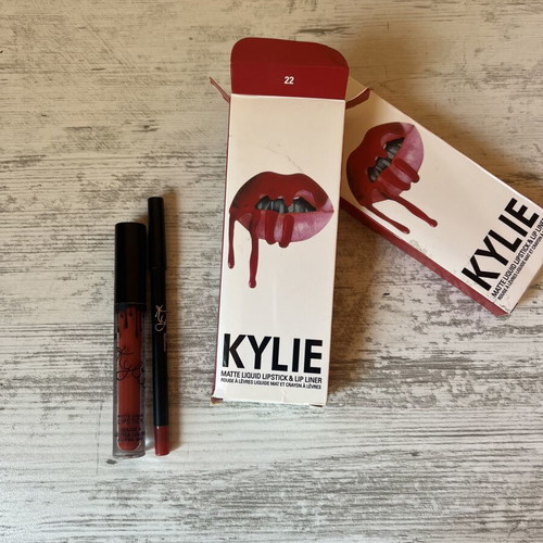 Kylie Cosmetics Lipstick and Lip Liner Set Color 22 New with Chocolate Scent