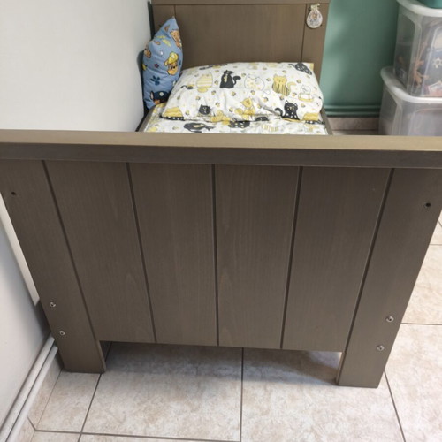 Crib bed like new, converts to preteen beds