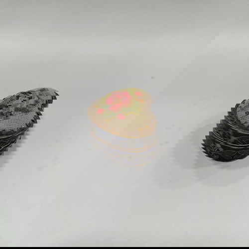 Vintage Μικρό Cloisonne κουτί με χειροποίητο κέντημα στο καπάκι του 1940