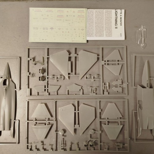 Heller YF-22A Lightning III 1/72 plastic model like new