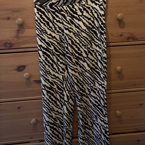Pants size M like new, black and white patterned