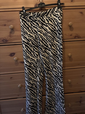 Pants size M like new, black and white patterned