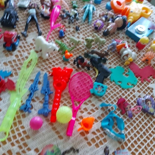 Children's toys used, set of 84 pieces with plastic box