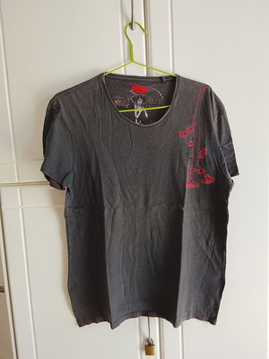 Ανδρική μπλούζα Levi's XL μεταχειρισμένη, γκρι με κόκκινα πανκ ροκ μοτίβα