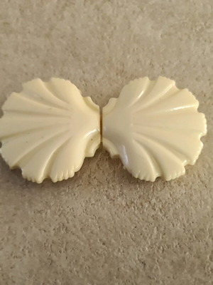 Vintage belt buckle used, shell design, beige