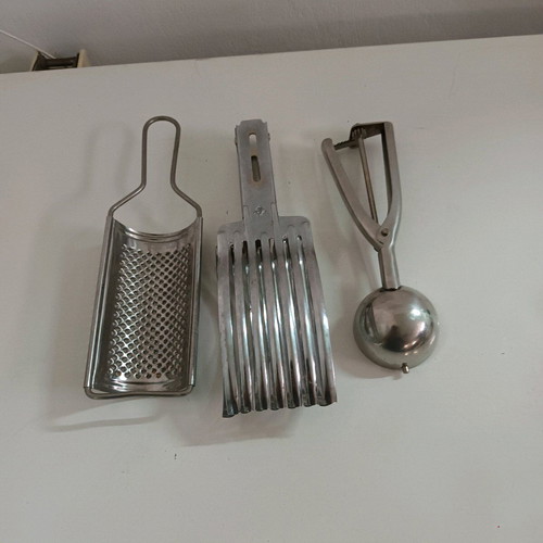 Grater, holder and ice cream scoop like new, set