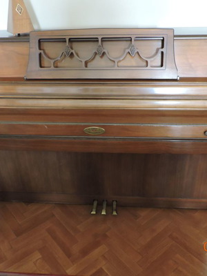 Wurlitzer piano model 2616 used, walnut wood