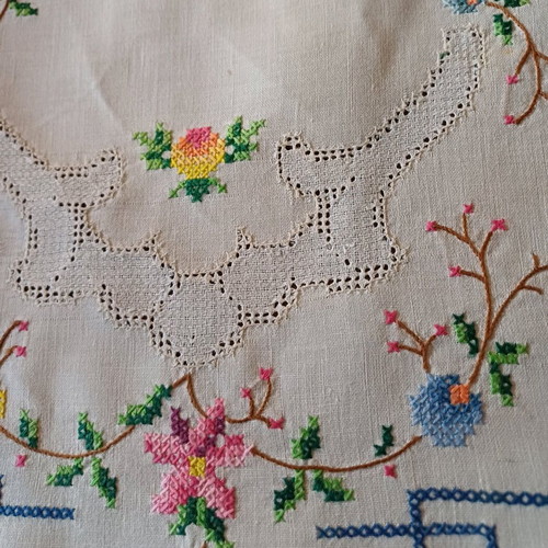 Embroidered narrow table runner like new approx. 80x40