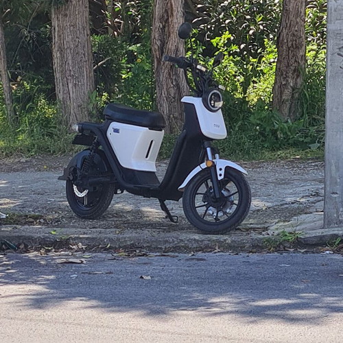 Niu Uqi white used electric scooter excellent condition