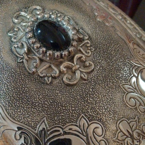Jewelry box like new, silver color