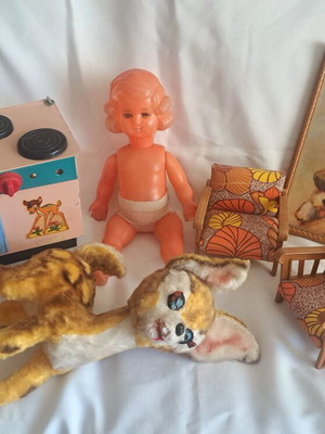Vintage παιχνίδια σαν καινούργια, πακέτο με Ρούντι ελαφάκι, τσίγκινη κουζινίτσα, κούκλα, πολυθρόνες και κάδρο